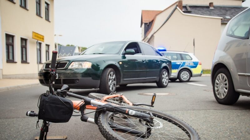 Kolizja na drodze: kobieta za kierownicą seata i rowerzystka ukarane mandatami