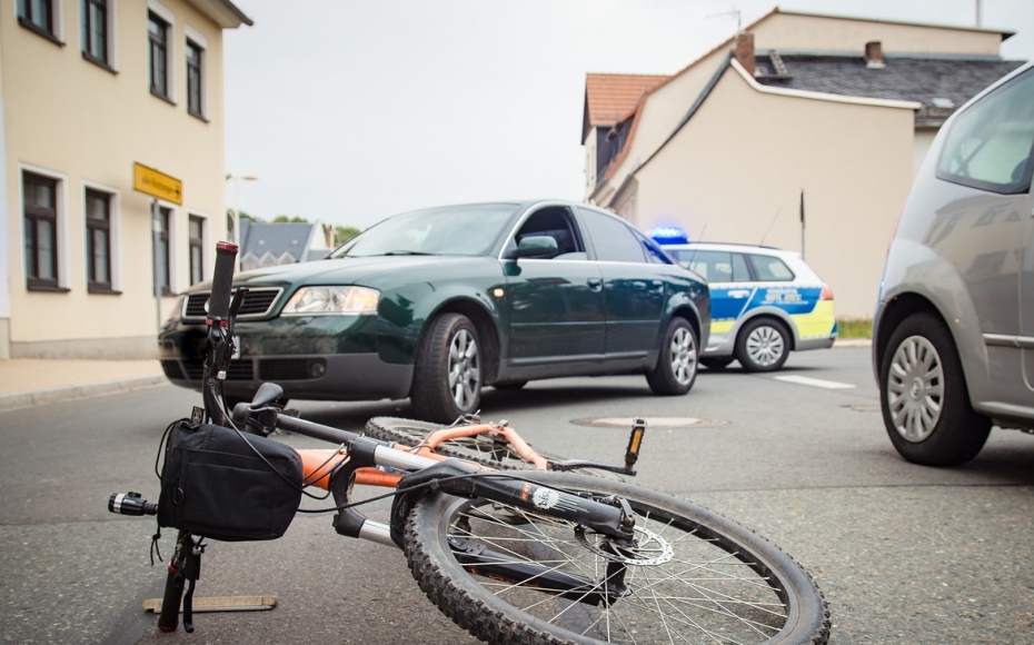 Kolizja na drodze: kobieta za kierownicą seata i rowerzystka ukarane mandatami
