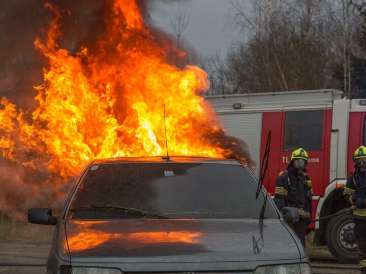 Pożar samochodu na parkingu marketu w Kędzierzynie-Koźlu