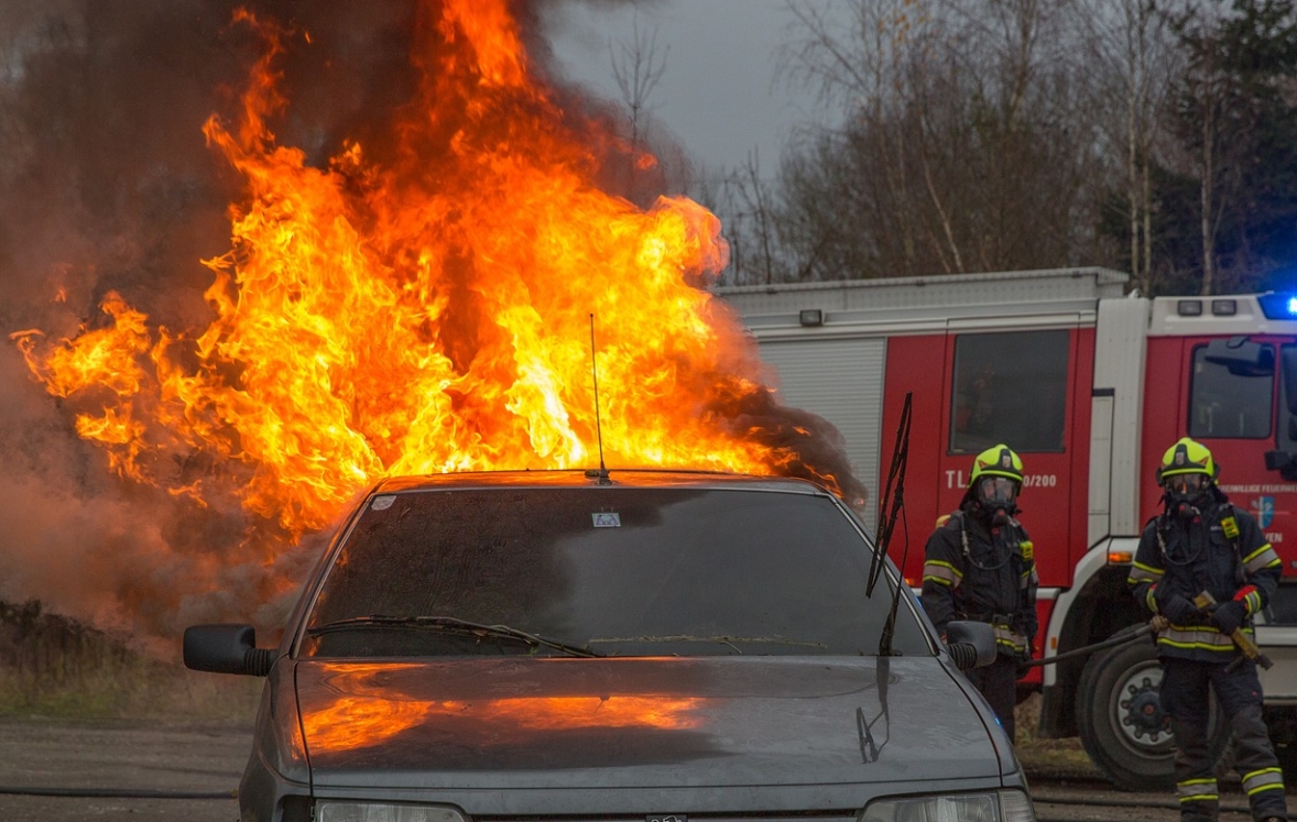 Pożar samochodu na parkingu marketu w Kędzierzynie-Koźlu
