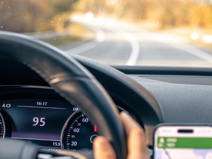 36-letni kierowca z Opola pędził po mieście z prędkością 102 km/h – został ukarany wysokim mandatem i utracił prawo jazdy