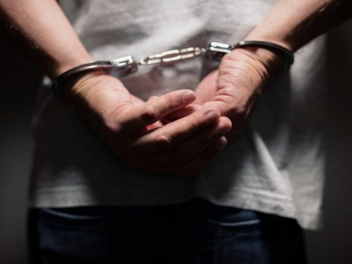 Poszukiwany 33-letni mężczyzna zatrzymany przez nyską policję za różne przestępstwa