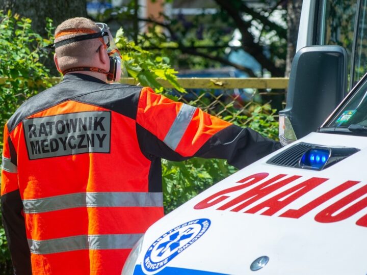 Tragiczne dachowanie samochodu w powiecie namysłowskim zakończone hospitalizacją kierowcy