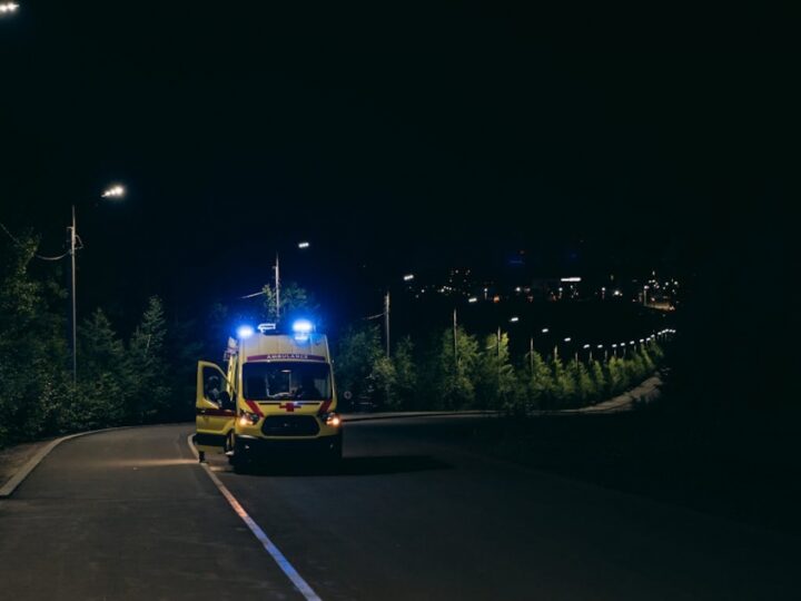 Zgłoszenie o wypadku drogowym w Opolu – pieszy uwięziony pod samochodem