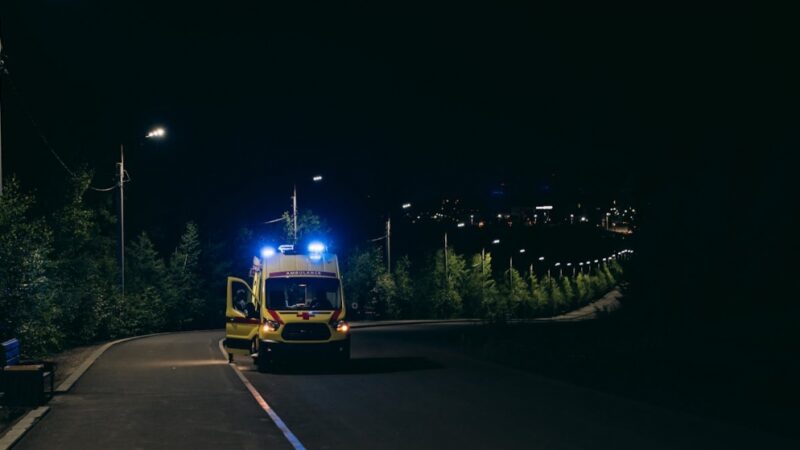Zgłoszenie o wypadku drogowym w Opolu – pieszy uwięziony pod samochodem