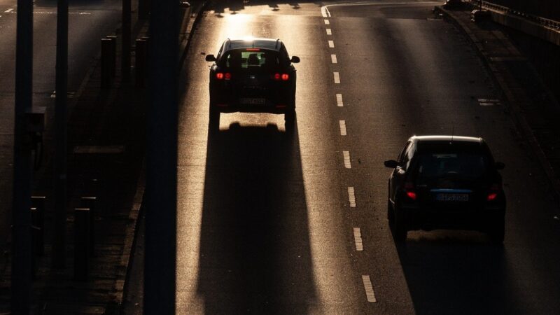 Poranna kolizja drogowa w Dobrzeniu Wielkim – Kierowca BMW uderzył w słup energetyczny