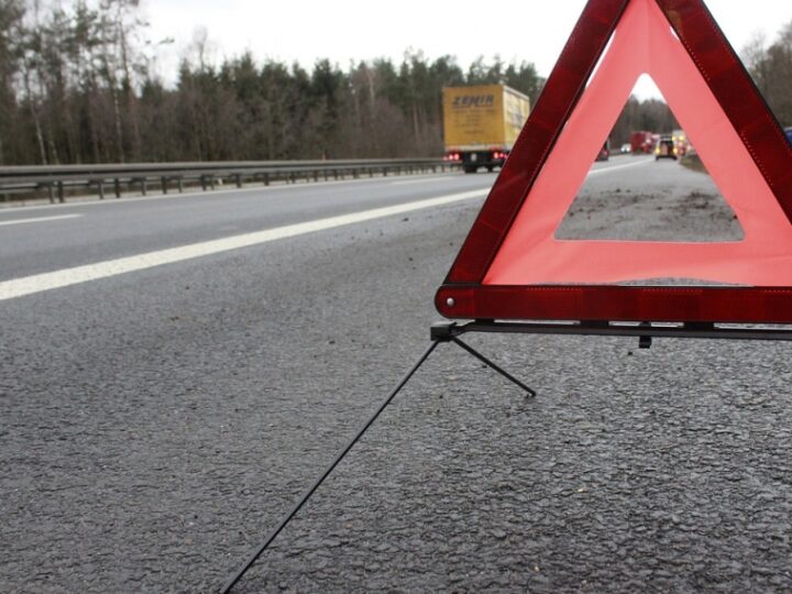 Samochód osobowy uderza w przystanek autobusowy: interwencja służb ratowniczych w Praszce
