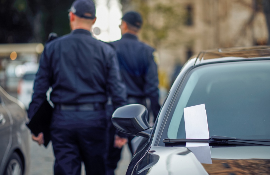 Funkcjonariusz policji biegając wieczorem, zatrzymał poszukiwanego mężczyznę