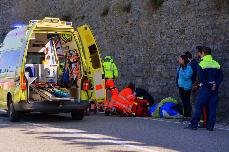 Wypadek na drodze DK 45 między Jasieniem a Lasowicami Wielkimi: pasażerka przewieziona do szpitala