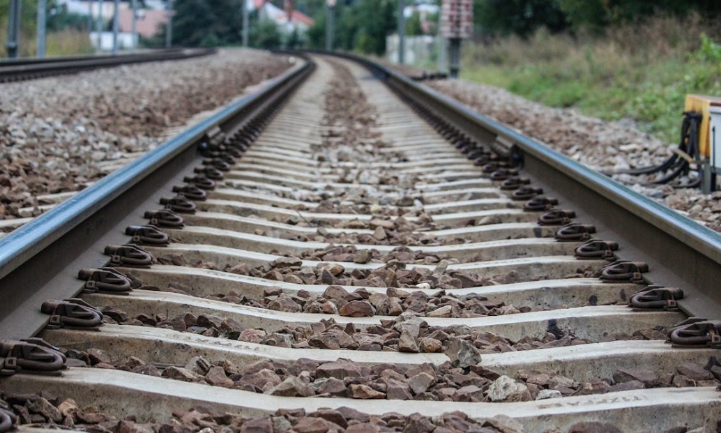 Bezpośrednie starcie pociągu InterCity i samochodu osobowego w Nowej Schodni – jedna osoba poszkodowana