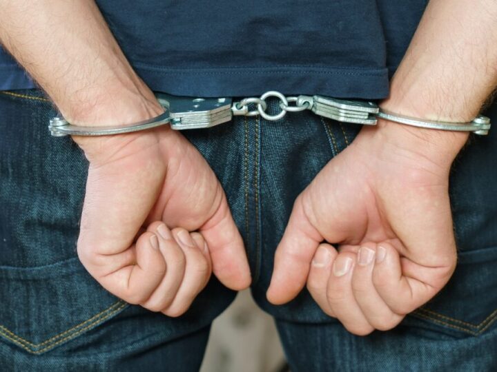 Agresywny 31-latek zaatakował przechodnia i policjantów, trafił do aresztu