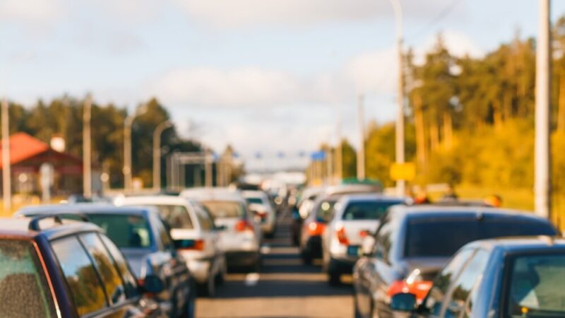 Bezpieczny powrót z wakacji: Ograniczenia i zakazy ruchu na drogach w ostatni weekend lata