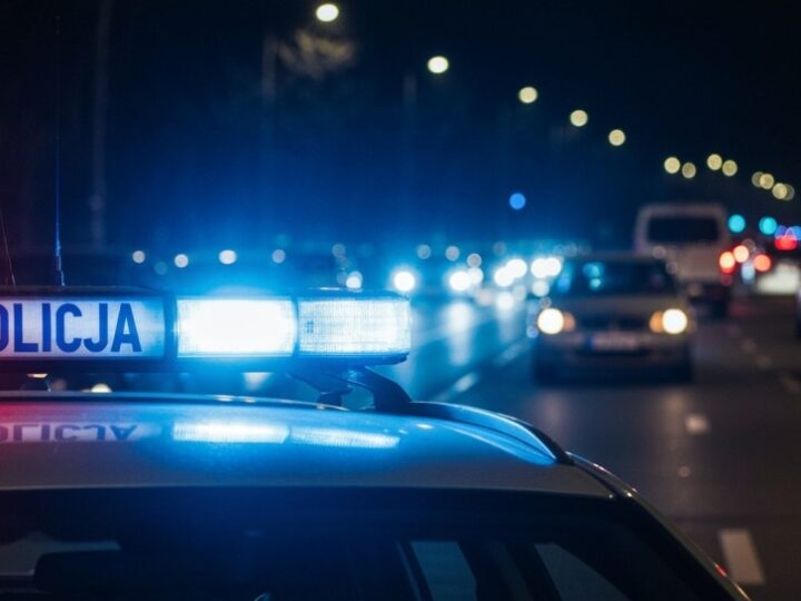 Pseudokibic zatrzymany za odpalenie rac na stadionie – policja wciąż szuka kolejnych sprawców