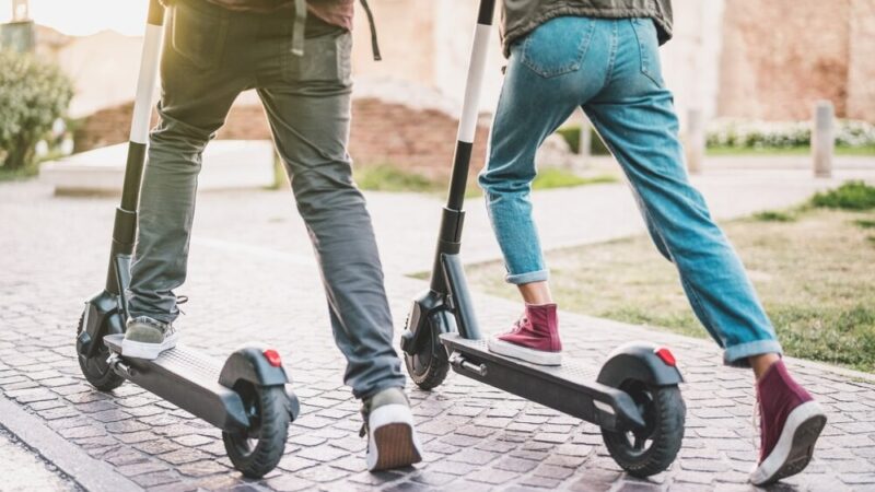 Silny wiatr unieruchomił rowerki wodne na Bolko, strażacy ruszyli z pomocą