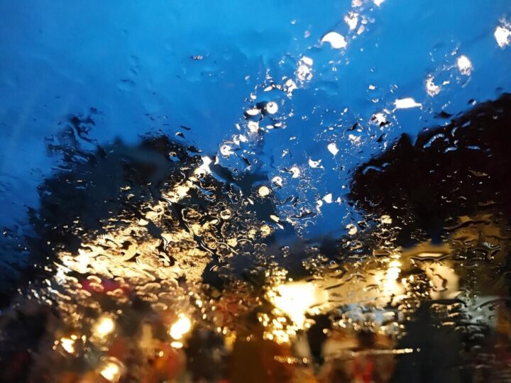 Burze i silne opady deszczu w Opolu – Ostrzeżenie meteorologiczne pierwszego stopnia
