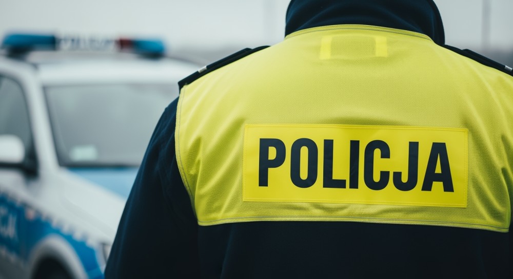 Kierowca na kacu zasnął za kierownicą na środku drogi