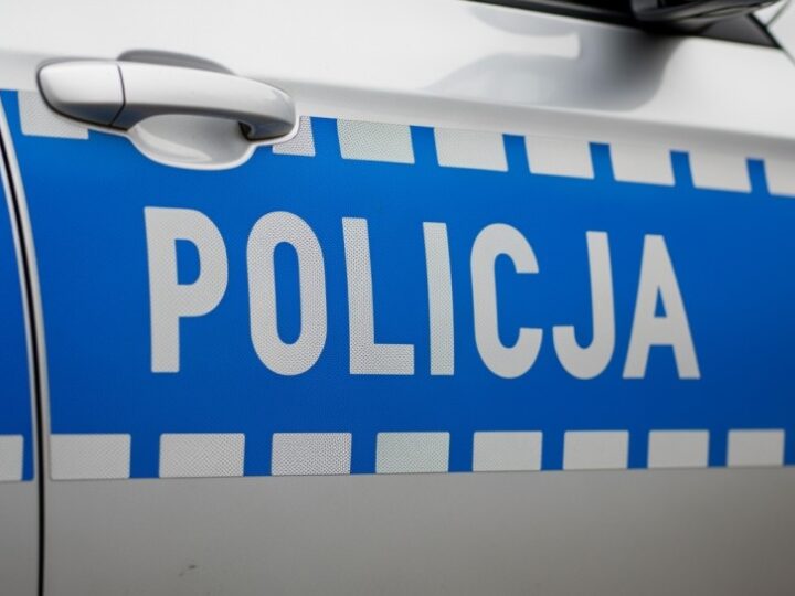 Młody mężczyzna z nożem napadł na sklep, ukradł 7 tysięcy i szybko wpadł w ręce policji