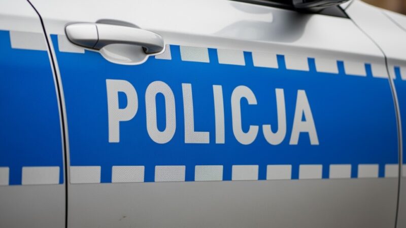 Młody mężczyzna z nożem napadł na sklep, ukradł 7 tysięcy i szybko wpadł w ręce policji