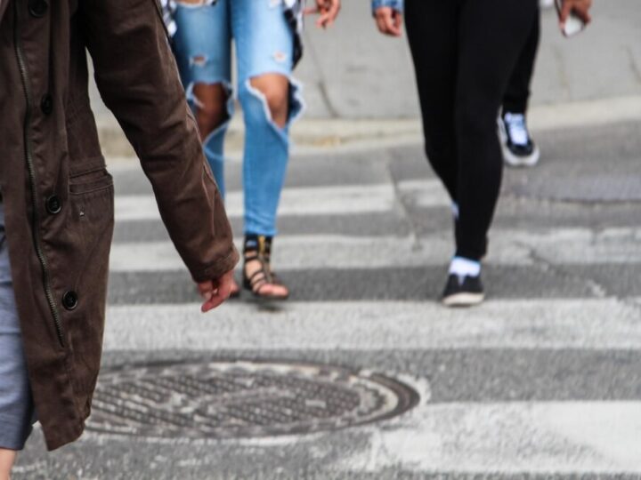 Policjanci na straży bezpieczeństwa: Uczniowie uczą się zasad ruchu i świętują sukcesy w konkursie plastycznym