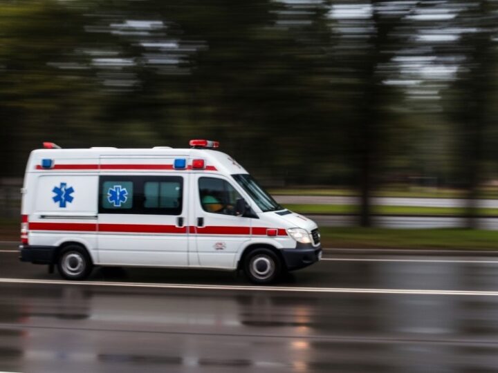 Rodzice zostawili troje dzieci w nagrzanym samochodzie, na ratunek ruszyli przechodnie