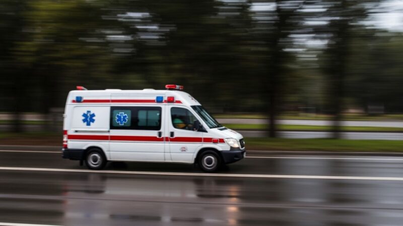 Rodzice zostawili troje dzieci w nagrzanym samochodzie, na ratunek ruszyli przechodnie