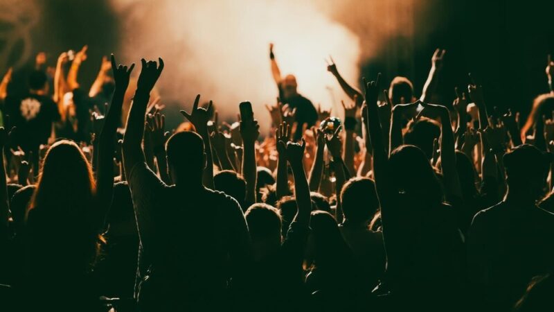 Święto Plonów w Ujeździe: Dożynki Gminne Pełne Muzyki i Tradycji!
