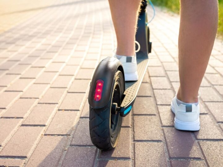 Wypadek 14-latki na hulajnodze: Kask staje się koniecznością!