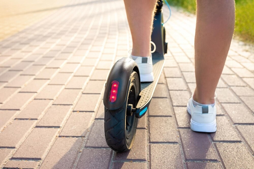Wypadek 14-latki na hulajnodze: Kask staje się koniecznością!