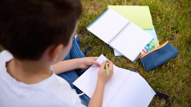 Gmina Dąbrowa świętuje Dzień Edukacji: Wyróżnienia dla nauczycieli i dyrektorów