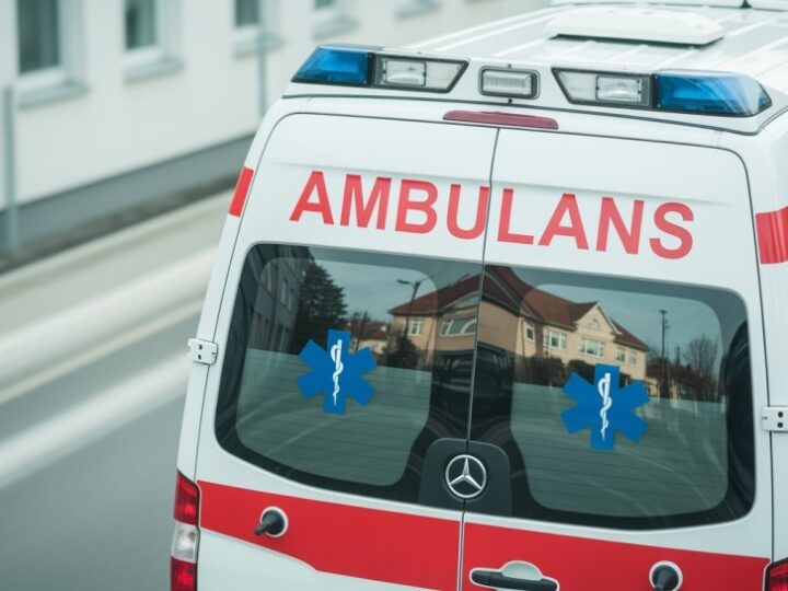Zderzenie w Opolu: Ratownicy medyczni w kolizji z busem, dwie osoby ranne