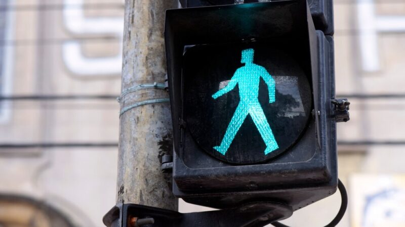 Tragedia na drodze: pieszy zginął po potrąceniu przez samochód