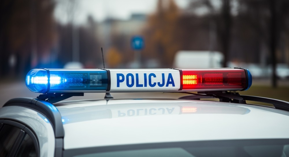 Agresywny nietrzeźwy mężczyzna zaatakował na boisku, obezwładnił go policjant-trener