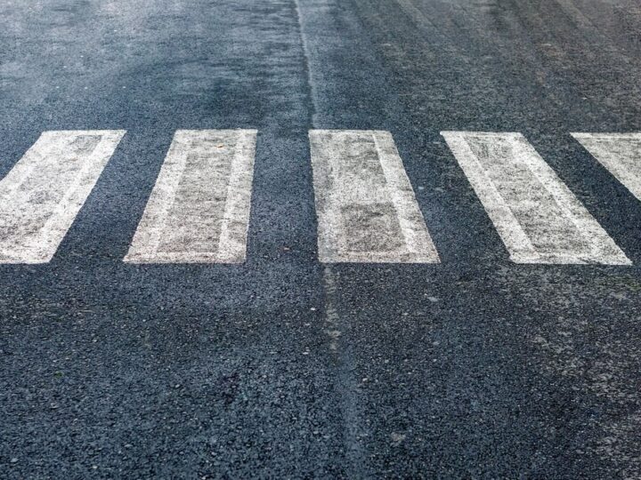 Policjant po służbie ratuje życie pieszemu po wypadku drogowym