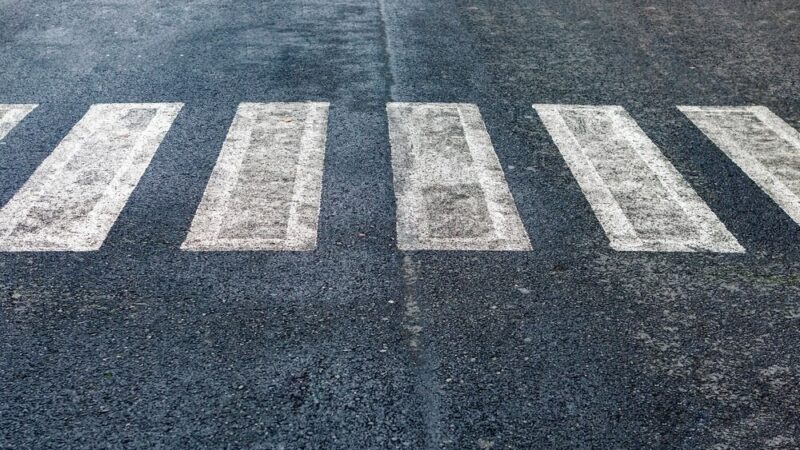 Policjant po służbie ratuje życie pieszemu po wypadku drogowym