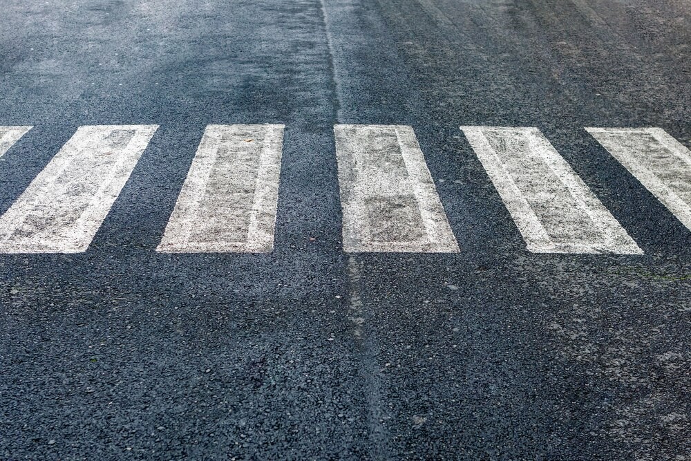 Policjant po służbie ratuje życie pieszemu po wypadku drogowym