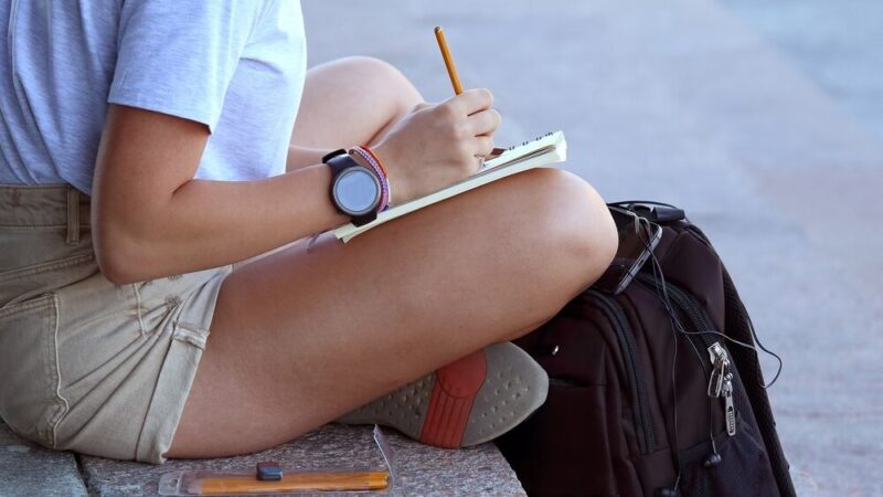 Przedszkolaki z Ozimka w magicznej przygodzie z bajkami w bibliotece