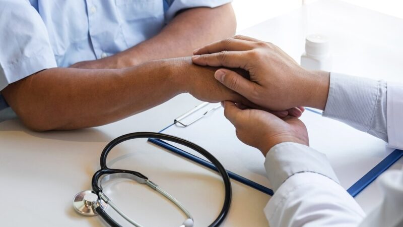 Ósmoklasiści z Ozimka zdobywają umiejętności ratowania życia na warsztatach pierwszej pomocy