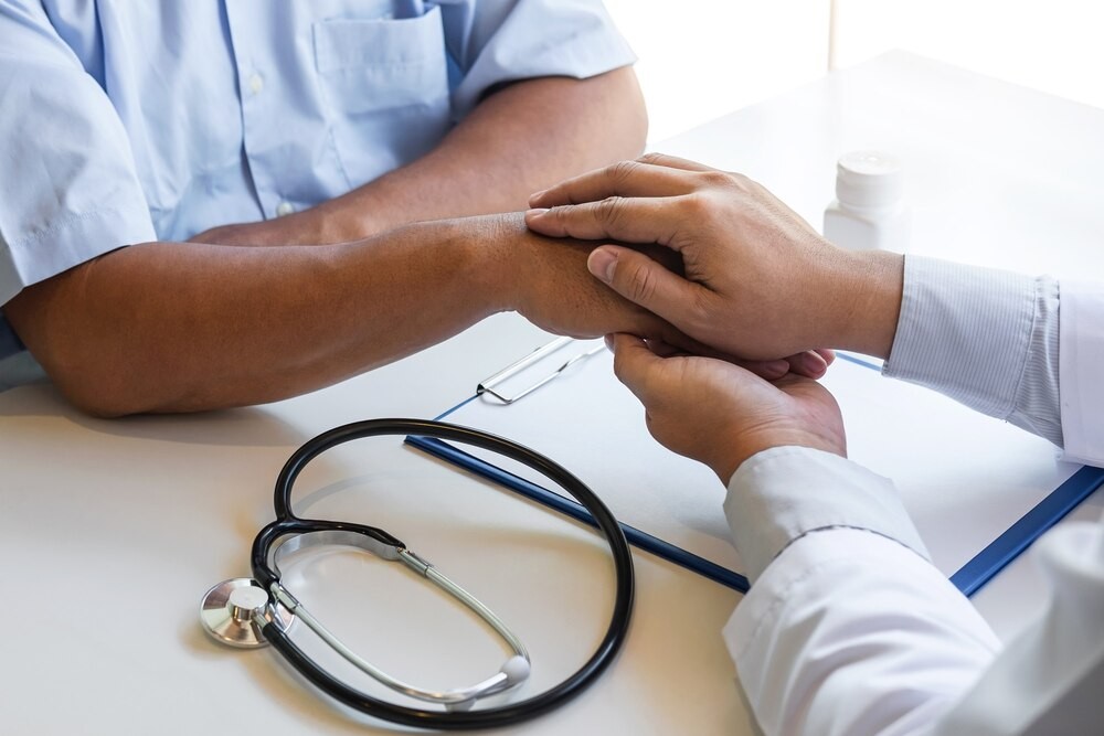 Ósmoklasiści z Ozimka zdobywają umiejętności ratowania życia na warsztatach pierwszej pomocy