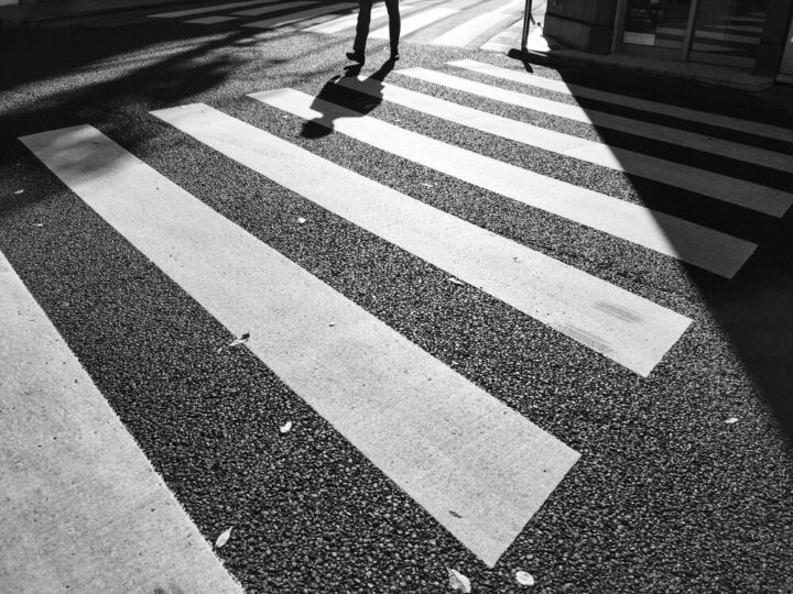 Bezpieczeństwo seniorów: Jak unikać oszustw i dbać o ruch drogowy