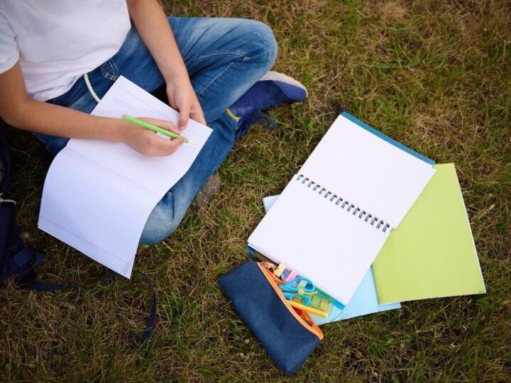 Czytanie łączy pokolenia w Antoniowie – inspirujące spotkanie w Szkole Podstawowej!