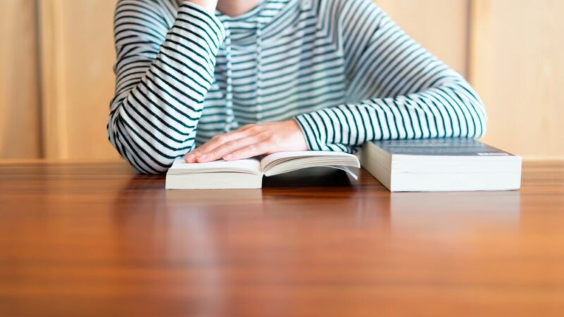 Jak skutecznie rozmawiać z dzieckiem w dobie ekranów? Bezpłatne szkolenie online dla rodziców i nauczycieli