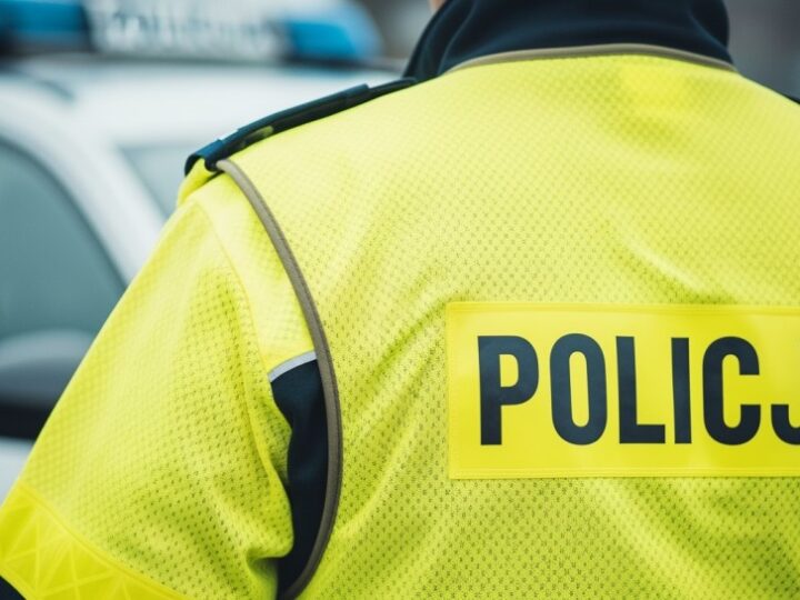 Kierowca z przekroczoną prędkością i nieaktualnym prawem jazdy zatrzymany przez policję