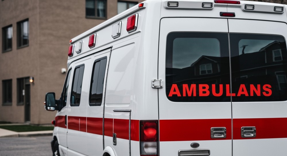 Czujka dymu alarmuje, lokatorka śpi – interwencja kończy się spokojnie