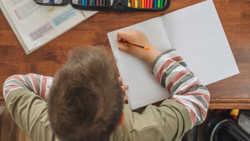 Liceum w Dobrzeniu Wielkim otrzymuje sprzęt do nauki pierwszej pomocy