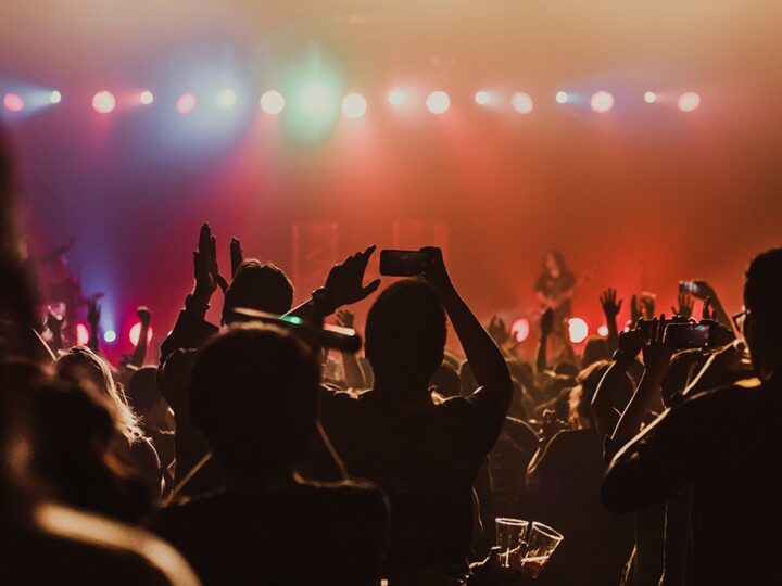 Festiwal Kolęd w Komprachcicach: Muzyczna Uczta w Zimowej Scenerii