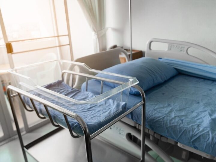 Policjanci edukują dzieci o bezpieczeństwie podczas ferii zimowych