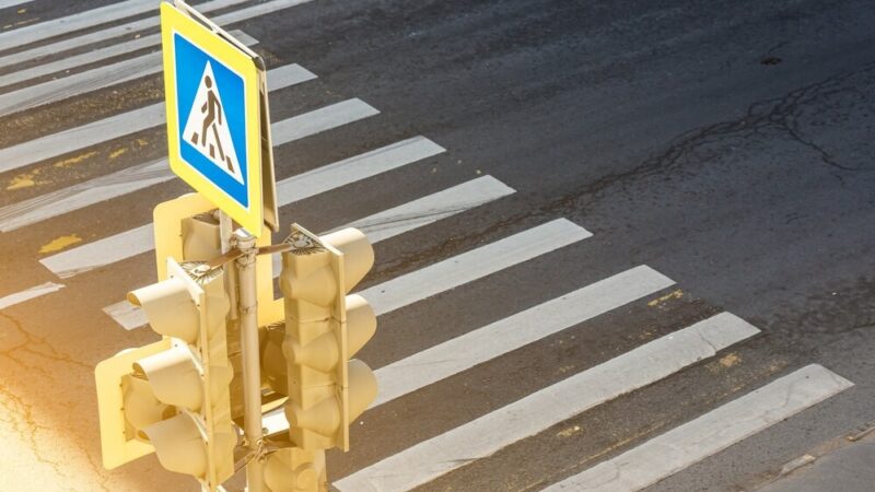 Bezpieczni seniorzy: Kluczborscy policjanci edukują mieszkańców o zagrożeniach