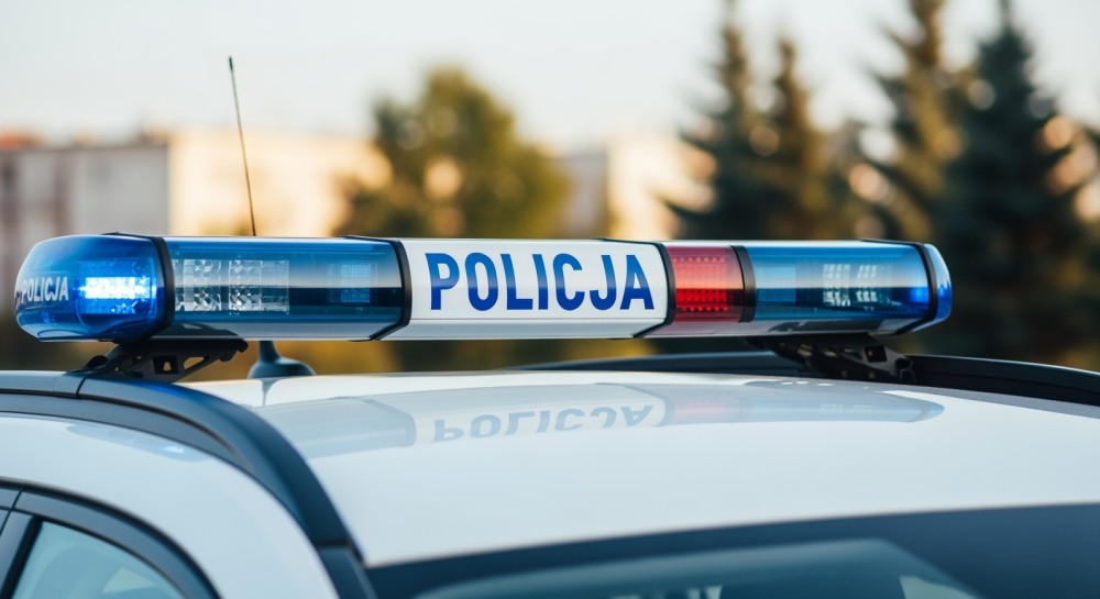 Bezpieczni seniorzy: Policja ostrzega przed oszustami i zagrożeniami w sieci