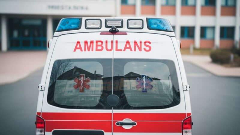 Czujność sąsiadów i rodziny uratowała 67-latka dzięki błyskawicznej interwencji policji