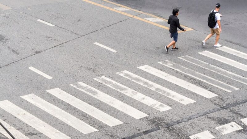 Bezpieczeństwo na drogach: Policja działa na rzecz ochrony pieszych i rowerzystów